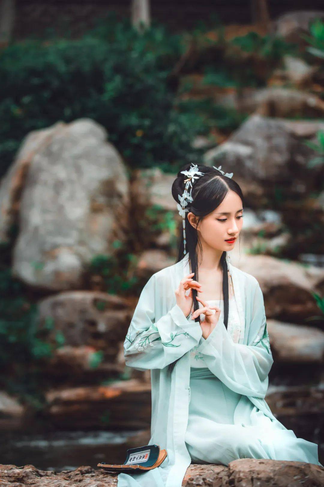 最新流行汉服款式，小巷深处的汉服瑰宝风采展示